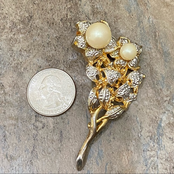 Vintage Unsigned Faux Pearl Flower Bouquet Brooch - Picture 5 of 10